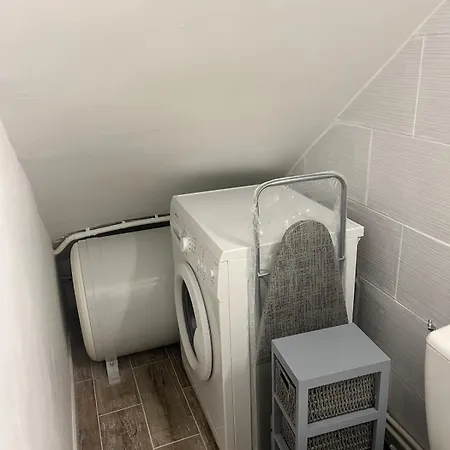 Charming In A Good Location 아파트 발로리스